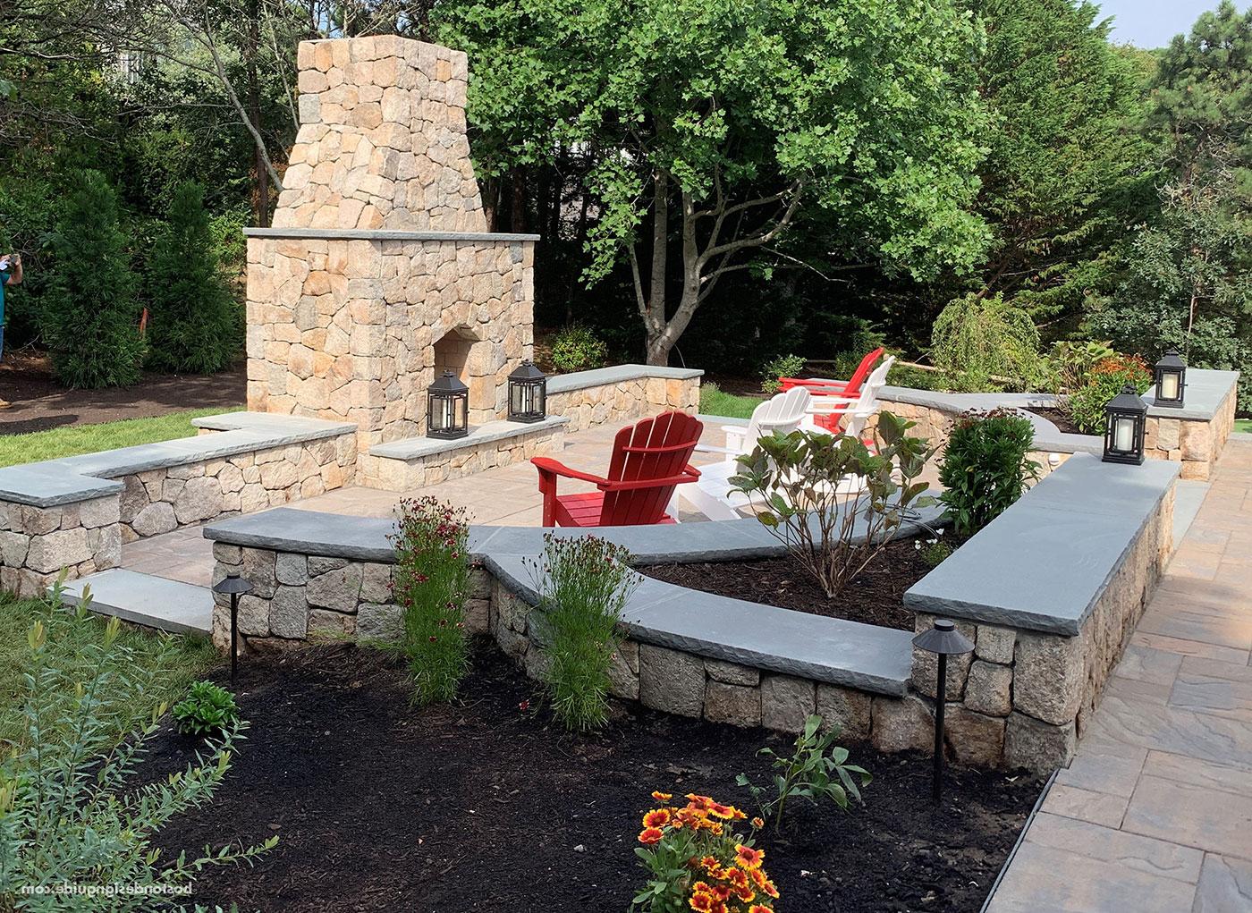 Outdoor living with custom outdoor fireplace by Blue Claw 景观 Development
