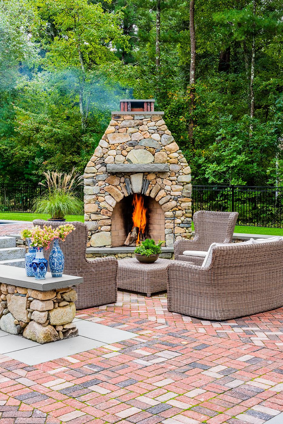 Fireplace terrace by 砖石设计+建造