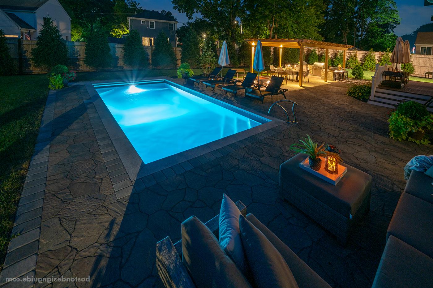 由Land design Associates设计的夜间住宅泳池露台