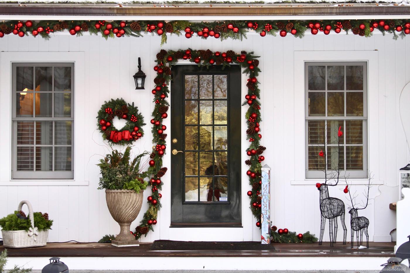 由花坛花园服务设计的新英格兰红色节日装饰住宅